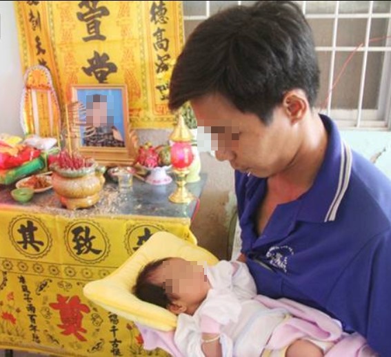 Vợ mất ngay khi vừa si:nh con, anh rể ôm con nhỏ đứng trước bàn thờ thề ở vậy nuôi con chứ không tái hôn nhưng đúng 100 ngày chị anh đưa mảnh giấy khiến cả nhà tôi s-ố-c nặng