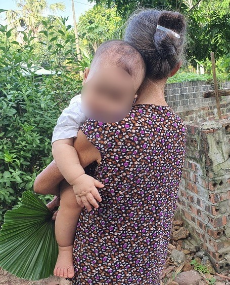 Nhờ mẹ chồng ở quê lên trông cháu để vợ chồng đi du lịch, nửa đêm xem camera tôi lập tức đặt vé về ngay trong đêm khi thấy mẹ đang…..