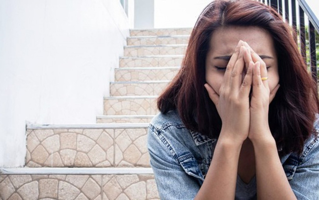 Trước khi đi họp lớp, tôi nấu sẵn cho mẹ chồng nồi thịt kho nhưng không ngờ lúc về nhà thì chứng kiến cảnh tượng b:.ủ:.n r:.ủ:.n cả tay chân