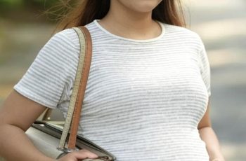 Khi Hương trở về làng, bụng đã lùm lùm, cả làng xôn xao
