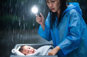 Cô gái nghèo nhặt đứa b/é bị b/ỏ r:;ơi trong thùng rá:;c, 20 năm sau nó trả lại như thế này đây …
