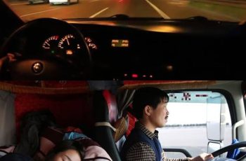 Cho cô gái trẻ đi nhờ xe trong đêm vắng, tài xế xe tải bất ngờ lại gặp chuyện thay đổi cuộc đời anh mãi mãi…