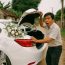 Đang đưa dâu, tài xế phát hiện tiếng lộc cộc liên tục phát ra từ trong cốp xe, anh xuống mở ra thì…