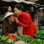 Người đàn bà hay mặc đồ áo dài cưới đi chợ suốt 10 năm, bỗng 1 ngày bà gặp ai cũng dặn “mai qua nhà đưa tôi đi nhé”