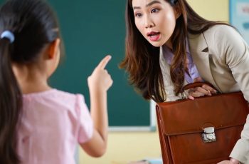 Bé gái đi học kể với cô giáo mỗi tối hay có người “trèo vào phòng dạy làm bài tập, thông báo cho phụ huynh kiểm tra camera thì ngỡ ngàng