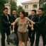 Người phụ nữ nhặt rác đứng trước cổng biệt thự mỗi tối khiến gia chủ nổi giận đùng đùng đuổi đi