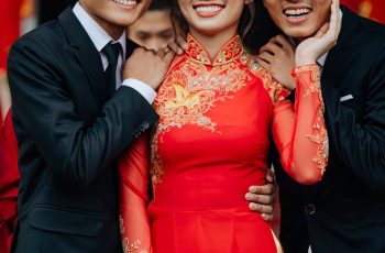 Cô gái trẻ lấy cùng lúc hai anh em trong một gia đình giàu có, tất cả mọi người đều không đồng ý, mãi tới 15 năm sau mọi thứ mới sáng tỏ
