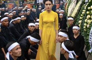 Trong tang lễ bố, cô lại mặc chiếc váy vàng rực rỡ đi đi lại lại, thậm chí suốt cả tuần sau đó vẫn…
