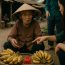 Bà cụ bán chuối ế cuối chợ trong suốt 20 năm, ai cũng tưởng bà nghèo khổ cho đến khi chiếc túi đỏ rơi ra từ gánh hàng