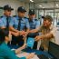 Người đàn ông mặc đồ lam lũ đi rút 5 tỷ trong sổ tiết kiệm, nhân viên định báo bảo vệ thì ông chỉ thẳng tay ra cửa