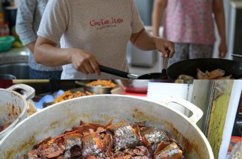 Tiếng nồi cá kho sôi sục trên bếp hòa lẫn với mùi thơm nồng nàn của nước mắm và tiêu đen