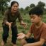 Cậu bé vô tình nhặt được chiếc khuy áo vàng sau vườn, người mẹ vừa liếc qua thì bật khóc nức nở