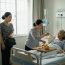 Mẹ chồng nằm viện, tôi đến thăm thì sửng sốt khi thấy vợ cũ của chồng đang chăm sóc bà