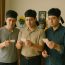 Sau khi mẹ mất, ba anh em rút thăm chia đất, người em út chỉ nhận được gian bếp cũ, nhưng nào ngờ