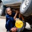 “Khi đang cúi người dưới gầm chiếc xe tải cũ để sửa chữa thì chiếc kích thủy lực bị hỏng. Chiếc xe nặng hơn một tấn rưỡi đổ sập xuống người Nam.