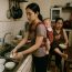 Vừa sinh con ra chưa hết cữ tôi đã bị mẹ chồng bắt rửa bát vì ‘ngồi không ăn bám’, hôm bà té cầu thang, tôi âm thầm làm một việc