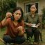 Đào đất sau nhà trồng cây, con dâu móc lên sợi dây chuyền gãy – bà ngoại vừa thấy đã vỡ giọng: “Sao nó lại ở đây