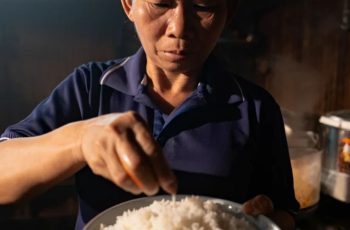 Chị dâu xới cơm cho em dâu lúc nào cũng xới rất đầy, ai trong nhà cũng nghĩ cô thương em dâu mới về, lo em đói bụng, 3 năm không có con, em dâu nghi ngờ liền bí mật lắp camera thì phát hiện bí mật động trời, hóa ra là vì tờ di chúc…
