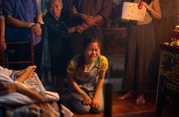2 năm trời vợ chồng tôi không có con, bỗng 1 ngày tôi phát hiện thứ khung khiep bên trong cốc chè đậu đỏ chị dâu mua cho mỗi ngày, tới khi bố chồng hấp hối, tôi lẳng lặng đem ra một tờ giấy xét nghiệm, cả nhà chồng òa lên khóc nức nở, riêng chị dâu quỳ gối xin tôi tha thứ rồi cũng bỏ nhà ra đi…