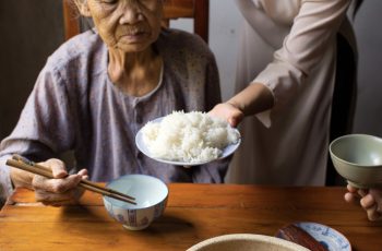 Từ ngày tôi về nhà chồng, mẹ chồng lập tức bỏ mặc mọi việc cho tôi lo. Từ chuyện tiền ăn, tiền điện, tiền nước đến chuyện đồ dùng trong nhà, tôi và chồng đều là người lo toan, ông bà không đóng góp đồng nào dù có lương hưu
