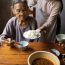 Từ ngày tôi về nhà chồng, mẹ chồng lập tức bỏ mặc mọi việc cho tôi lo. Từ chuyện tiền ăn, tiền điện, tiền nước đến chuyện đồ dùng trong nhà, tôi và chồng đều là người lo toan, ông bà không đóng góp đồng nào dù có lương hưu