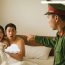 Về đột xuất bắt gặp vợ trong phòng cùng một người đàn ông khác – Anh cảnh sát chần chừ rút súng…