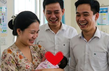 Cưới nhau 8 năm, vợ chồng Hưng mới có con, ngày con chào đời em trai Hưng vừa nhìn mặt đã hốt hoảng chạy ngay vào WC bệnh viện