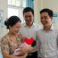 Cưới nhau 8 năm, vợ chồng Hưng mới có con, ngày con chào đời em trai Hưng vừa nhìn mặt đã hốt hoảng chạy ngay vào WC bệnh viện