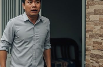 Một thanh niên choàng tay ôm eo cô ấy, mà Hường chỉ cười không hề phản kháng