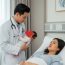 Đỡ đẻ cho người yêu cũ, vị bác sĩ tái mặt khi nhìn thấy đứa bé vừa chào đời