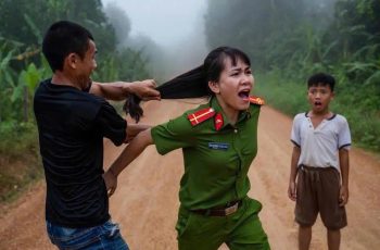 Chấn động : Bị giang hồ đánh dã man, nữ cảnh sát mang thai được cậu bé nghèo cứu mạng…..
