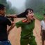 Chấn động : Bị giang hồ đánh dã man, nữ cảnh sát mang thai được cậu bé nghèo cứu mạng…..