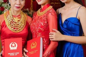 Đám cưới tôi mẹ chỉ cho vỏn vẹn 1 chỉ vàng, tới khi em gái lấy chồng, tôi rơi nước mắt khi thấy mẹ trao em cho một mảnh đất trị giá 3 tỷ đồng và ba cây vàng trị giá 300 triệu, mãi tới khi mẹ ốm, mở chiếc hộp gỗ trong tủ của mẹ ra tôi mới chết sững phát hiện tờ giấy “xin con”…