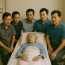 Suốt 10 năm trời, khi mẹ già yếu, năm anh trai tôi – mỗi người đều là chủ tịch ở một tỉnh – lần lượt đùn đẩy trách nhiệm, để một mình tôi, đứa em út, ở lại chăm sóc mẹ. Tôi không than oán, chỉ lặng lẽ làm tròn bổn phận. Đến ngày mẹ mất, khi di chúc được công bố, tôi chết lặng: không một tấc đất nào mang tên tôi. Nhưng rồi, khi đọc kỹ từng dòng, từng chữ… tôi bật khóc nức nở: “Mẹ ơi…”