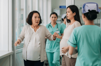 Con dâu đi siêu âm thì tình cờ gặp mẹ chồng đang khám cùng khoa sản – cả hai đều giấu chồng, cho đến khi bác sĩ gọi tên người giám hộ