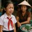 Bé gái không được cô chủ nhiệm cho đi du lịch chỉ vì áo đồng phục bị ám mùi của mẹ đang bán cá ngoài chợ. 10 phút sau người mẹ về nhà rồi mang theo 1 thứ đến trường khiến hiệu trưởng cũng phải quỳ gối xin lỗi