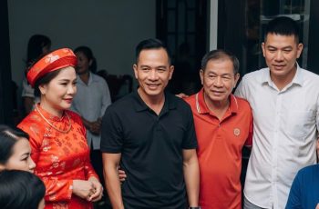 Nhà chồng chị gái tôi đến ăn hỏi nhưng người thì mặc áo phông, người đi dép lê, bác tôi tuyên bố đuổi thẳng cổ