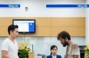 Vào ngân hàng nhưng chỉ đòi rút 100 nghìn để đổ xăng, người đàn ông làm thợ hồ khiến cả phòng giao dịch run rẩy, còn cô nhân viên ngay lập tức bấm nút gọi CS…