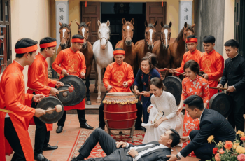Ngày ăn hỏi, cả nhà gái ra đón rước nhà trai bằng chiêng trống và ngựa trắng, nhưng vừa đến cổng thì trưởng đoàn nhà trai bỗng lăn đùng ra ngất giữa sân