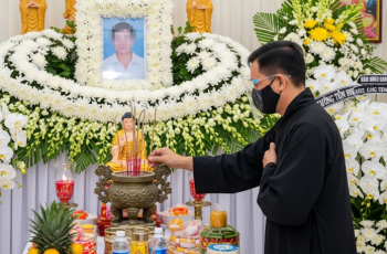 Sếp cũ qua đời, cả cơ quan chỉ mình tôi đến viếng, ngẫm thấy lòng người lạnh lẽo bạc bẽo, nhưng nửa năm sau, tôi bỗng dưng được thăng chức nhờ ơn người đã mất