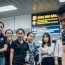 Mọi việc tưởng chừng suôn sẻ cho đến khi Xám bất ngờ khựng lại, nó quay ngoắt, chồm tới chiếc vali màu bạc của một hành khách người Trung Quốc