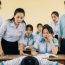 Chỉ mười lăm phút sau khi giám thị phát đề, Nam đột ngột dừng bút, em gụ:c đầu xuống bàn, không hoảng loạn, không rơi nước mắt, chỉ im lặng, không viết thêm một chữ nào