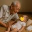 Con trai tôi mua nhà tiền 3 tỷ rồi đón bố mẹ vợ tới sống cùng, một hôm tôi lên chơi đúng giờ cơm tối, con trai liền to tiếng: Sao bố lên không nói trước với con?
