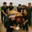 Người đàn ông chết trẻ không được đưa vào nhà theo phong tục, đến lúc đưa tang ra gần ngoài đồng thì bát cơm cúng rơi vỡ tan tành