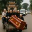 Đám tang vừa đi qua đình làng, chiêng trống bỗng dưng loảng xoảng hết lên dù không ai gõ cả – quan tài run bần bật rồi rơi khỏi xe tang
