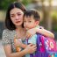 Tôi và chồng ly hôn được 2 năm nhưng vẫn hay đưa cháu về chơi với ông bà nội. Tháng trước, mẹ chồng tôi có tặng cháu một chiếc balo mới. Con tôi thích lắm nên đeo luôn trên vai, đến khi về nhà tôi lấy đồ đi giặt thì phát hiện chiếc balo nặng hơn bình thường. Mở ra thấy thứ bên trong tôi ôm mặt khóc…Mẹ ơi..