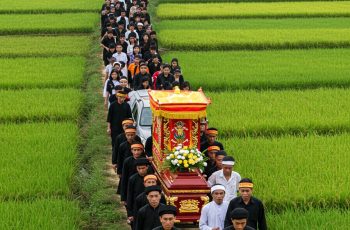 Cụ bà trong làng qua đời ở tuổi 100, tang lễ làm gấp trong đêm vì trùng với lịch cưới cháu, nào ngờ đến lúc đưa ra đồng, xe t/ang khựng lại không thể nổ máy, cả gia đình xuống kiểm tra thì mới tá hỏa…