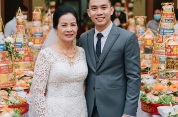 Gia đình tôi rất mừng và ủng hộ mẹ đi bước nữa. Chú kia làm quản lý cấp cao ở nhà máy giày da, kinh tế ổn định, kém mẹ tôi vài tuổi. Đám cưới của mẹ tôi được tổ chức khá linh đình. Rạp cỗ phải hơn trăm mâm, khách đến đông kín cả làng. Chưa bao giờ tôi thấy mẹ xinh đẹp như thế. Nhưng ai ngờ…