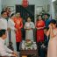 Mẹ bước vào, ánh mắt bà lạ lùng, tay cầm một cốc nước trong veo. “Uống đi con, để lấy sức cho ngày trọng đại,”