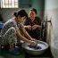 Con gái lấy chồng cả năm không về ngoại, tôi nhớ quá đến thăm thấy con đang ngồi giặt tã lót chất thành đống ngoài cổng. Ông bà thông gia mặt đăm đăm khó chịu quát con dâu như ô sin